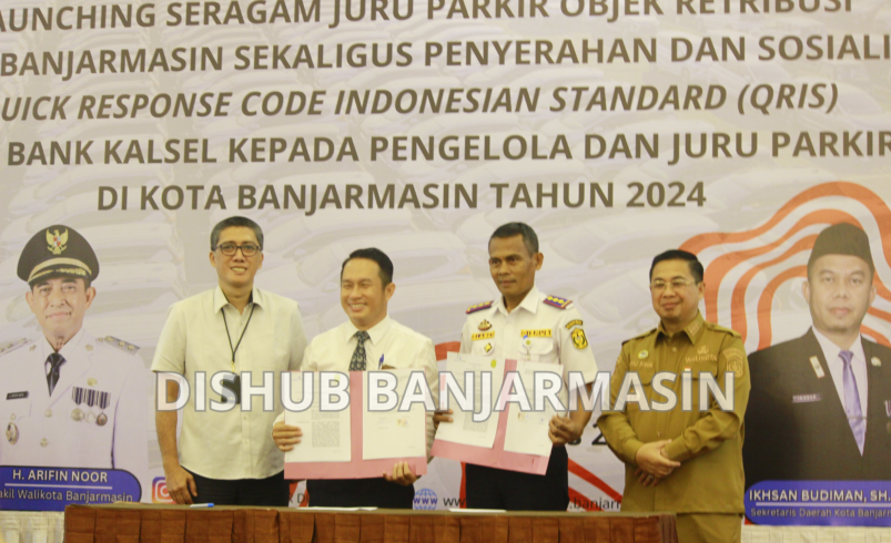 SOSIALISASI PENYELENGGARAAN PARKIR  DALAM RANGKA LAUNCHING SERAGAM  JURU PARKIR OBJEK RETRIBUSI SEKALIGUS PENYERAHAN DAN SOSIALISASI QRIS  DARI BANK KALSEL KEPADA PENGELOLA  DAN JUKIR DI KOTA BANJARMASIN TAHUN 2024