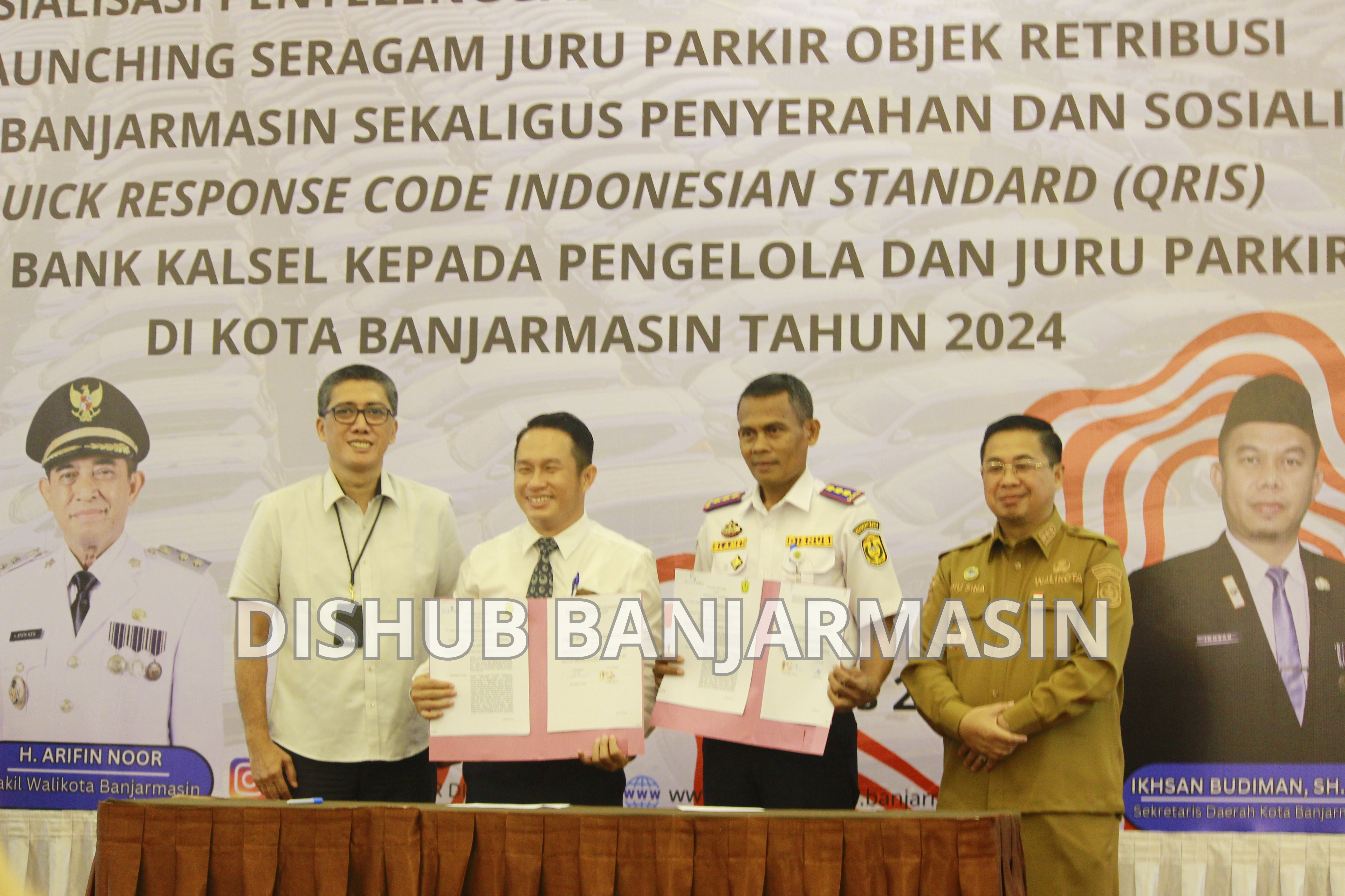 SOSIALISASI PENYELENGGARAAN PARKIR  DALAM RANGKA LAUNCHING SERAGAM  JURU PARKIR OBJEK RETRIBUSI SEKALIGUS PENYERAHAN DAN SOSIALISASI QRIS  DARI BANK KALSEL KEPADA PENGELOLA  DAN JUKIR DI KOTA BANJARMASIN TAHUN 2024