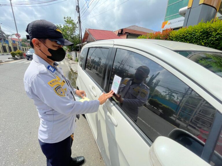 UPTD Parkir Beri Stiker ke Kendaraan yang Bandel Parkir di Sepanjang Jalan A. Yani