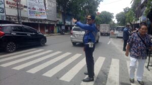 Membantu Masyarakat di Penyebrangan Zebra Cross Depan Mesjid Noor