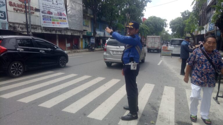 Membantu Masyarakat di Penyebrangan Zebra Cross Depan Mesjid Noor