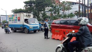 Perbaikan Siring di Jalan Veteran, Personil Wasdal Dishub Banjarmasin di terjunkan untuk melakukan Pengaturan Lalu Lintas