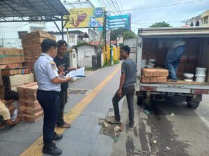 UPTD Parkir melakukan Peneguran dan Himbauan Mobil Expedisi yang Parkir di Trotoar