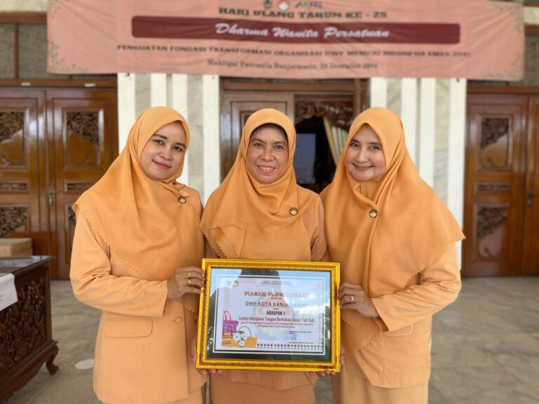 Mewakili DWP Kota Banjarmasin, DWP Dishub Raih Juara Harapan 1 lomba Kreasi Tali Jali Peringatan HUT DWP ke 25