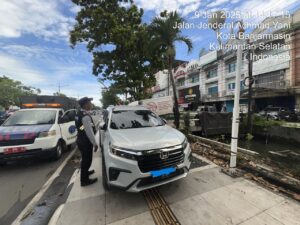 Trotoar Bukan Untuk Parkir Mobil