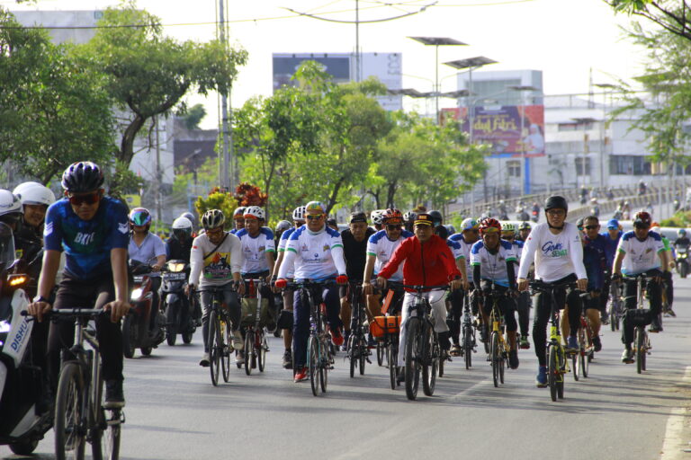 Dishub Banjarmasin Kawal Kegiatan Gowes Bersama Walikota dan Jajaran Bank Kalsel Menuju TPA Basirih