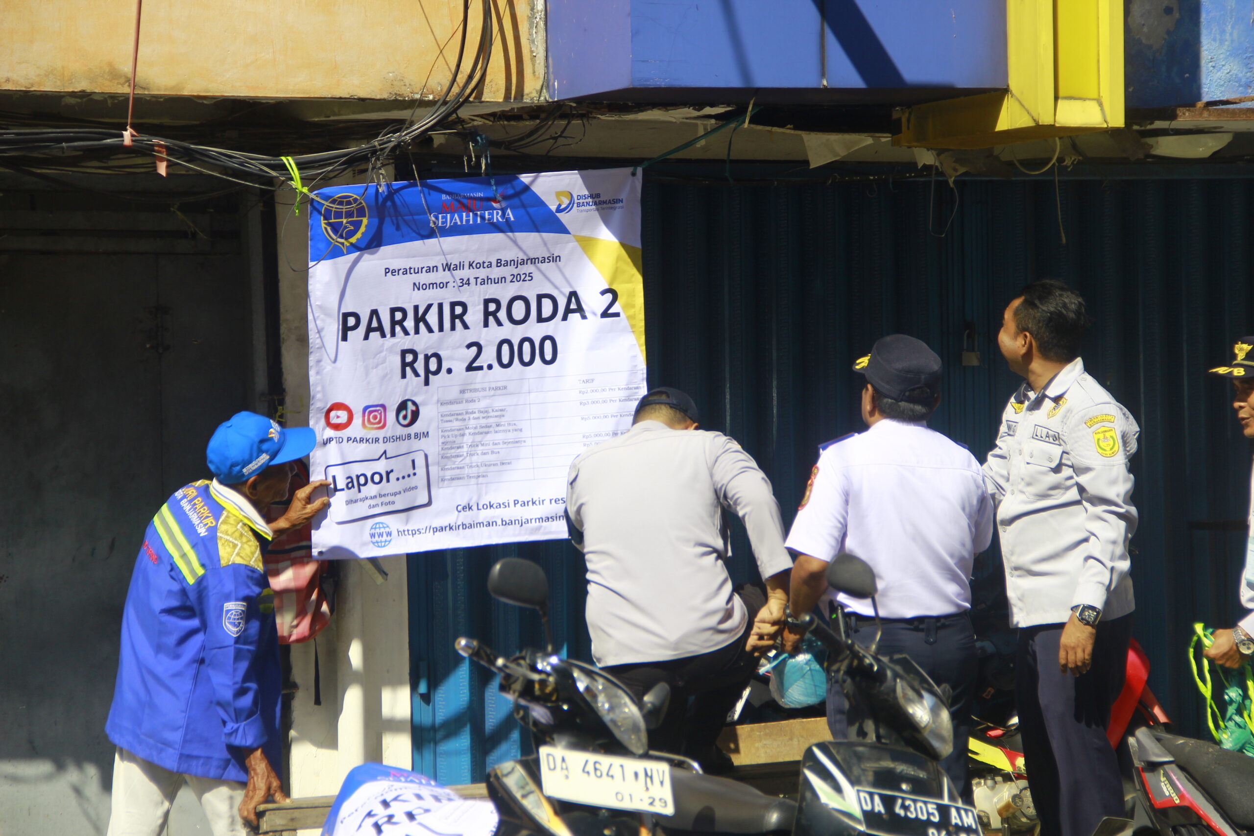Kadishub Banjarmasin Tinjau Langsung Pemasangan Spanduk Tarif Parkir Rp2.000 dan BerDialog dengan Jukir di Pasar Baru