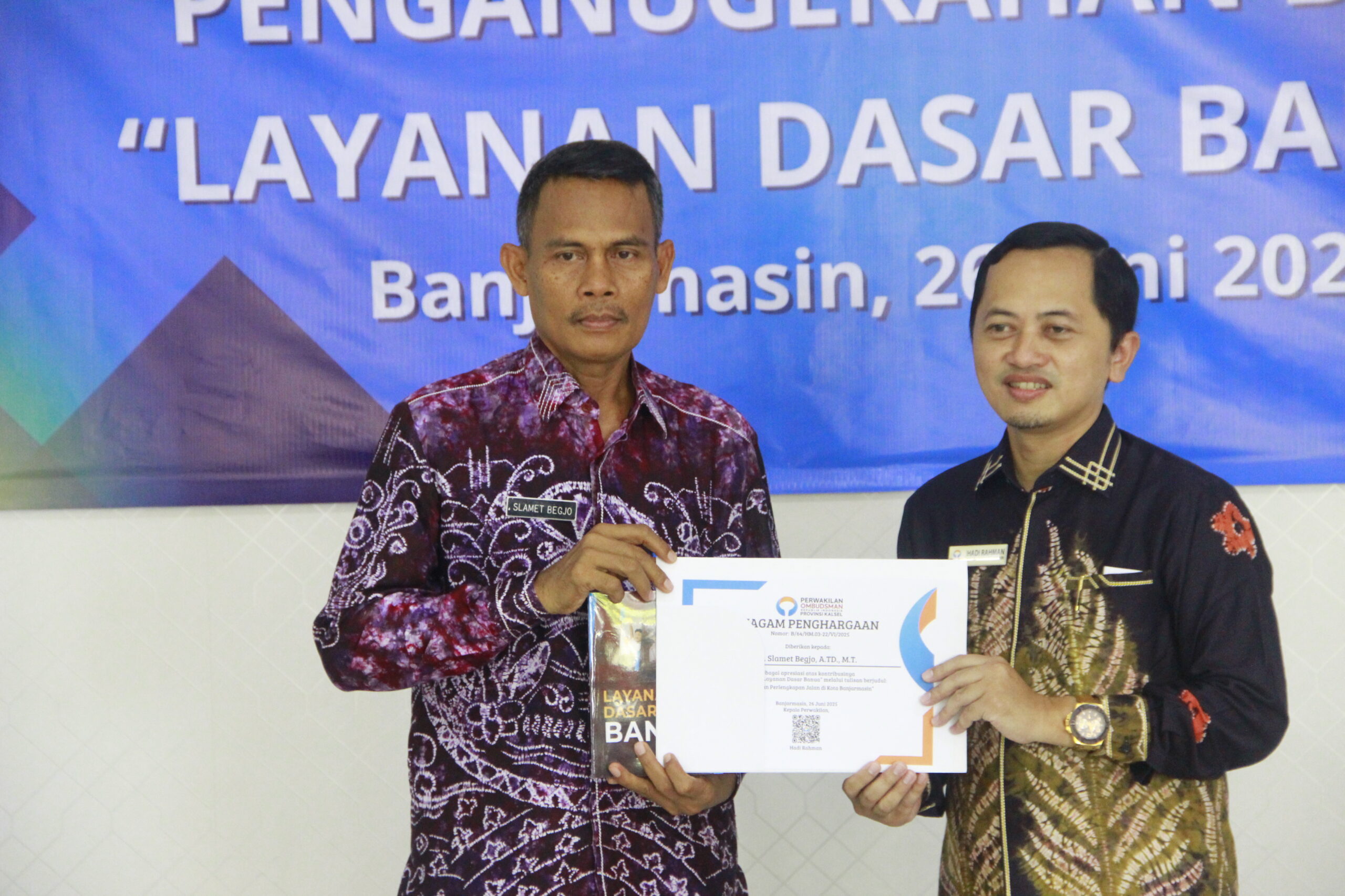 Kadishub Banjarmasin Terima Penghargaan dari Ombudsman Kalsel atas Kontribusi dalam Penulisan Buku Layanan Dasar Banua