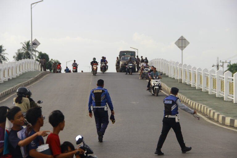 Tim Gabungan Lakukan Peneguran Motor Ngetem dan Antisipasi Bahaya Benang Layangan di Sekitar Jembatan Fatih Masih
