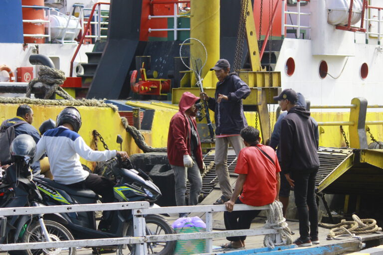 Tegas dan Berkelanjutan, Dishub Kota Banjarmasin Perbarui Spanduk Larangan Merokok dan Vape di Seluruh Kapal Ferry Penyeberangan