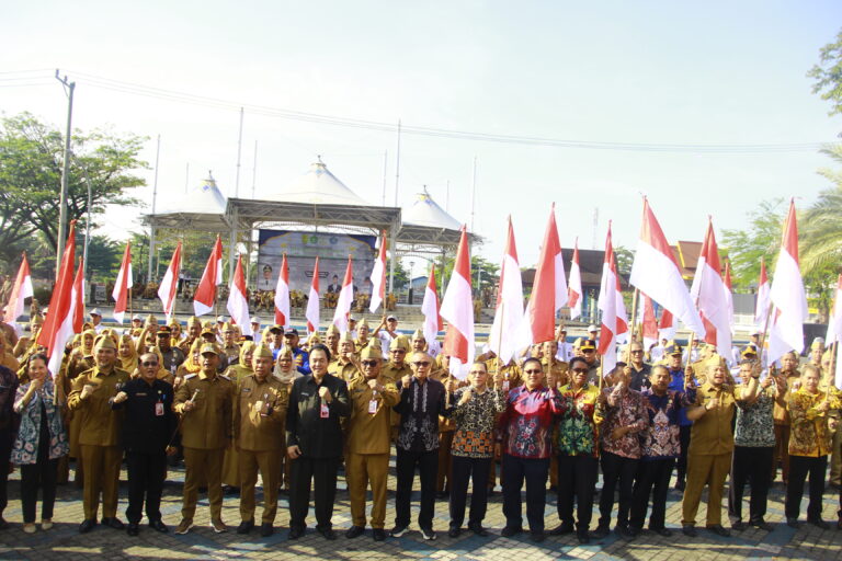 Kepala Dinas Perhubungan Ikuti Apel Bersama dalam Rangka Gerakan Pembagian dan Pemasangan Bendera Merah Putih di Lingkungan Pemko Banjarmasin