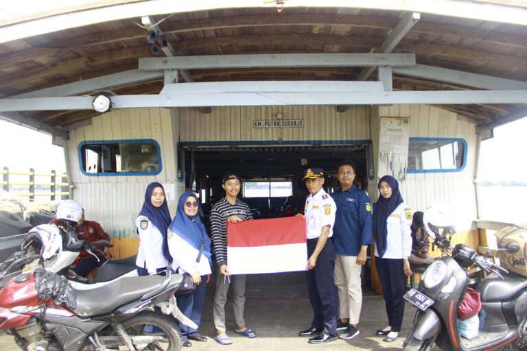 Menjelang HUT ke-80 RI, Dishub Banjarmasin Bagikan Bendera Merah Putih ke Juragan Kapal