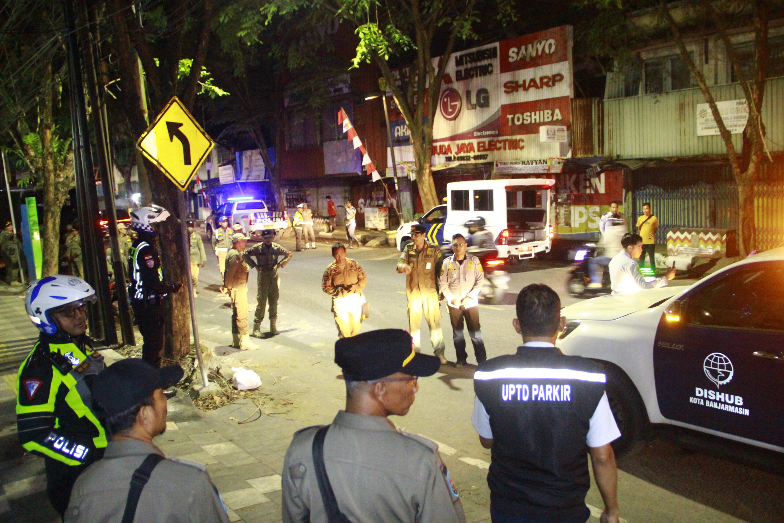 Gelar Penertiban Lalu Lintas, Dishub, Polresta dan Satpol PP tertibkan PKL dan Kendaraan yang Parkir Bukan Pada Tempatnya.