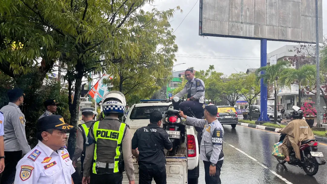 Satlantas Polresta Banjarmasin dan Dishub Gelar Penertiban Parkir Liar di Sejumlah Ruas Jalan Utama