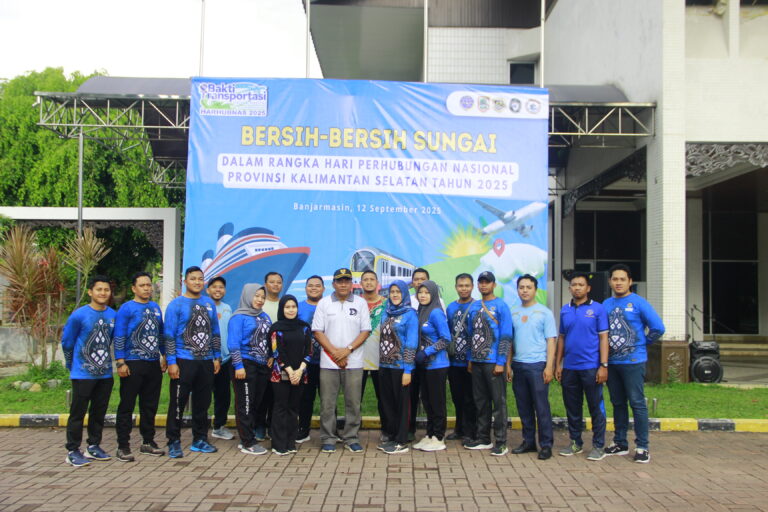 Bersih – bersih Sungai Martapura dalam Rangka Harhubnas 2025