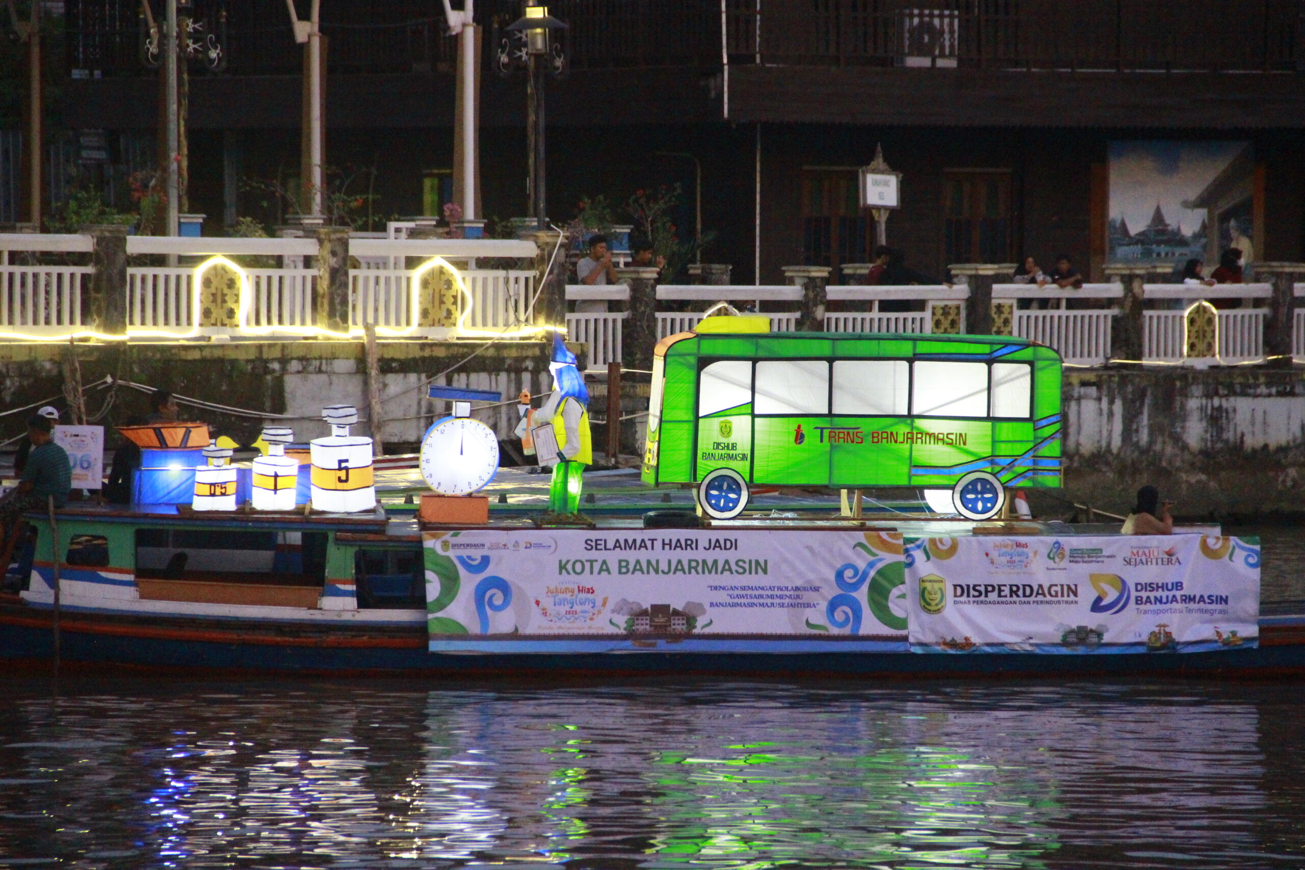 Bus Trans Banjarmasin dengan Program Eco Tiket dan Timbangan Dacing Jadi Andalan dalam Festival Jukung Hias Tanglong