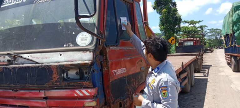 “Truk Sembarangan Parkir di Jalan Lingkar Selatan? Siap-Siap Dapat Teguran dan Gembosan Ban”