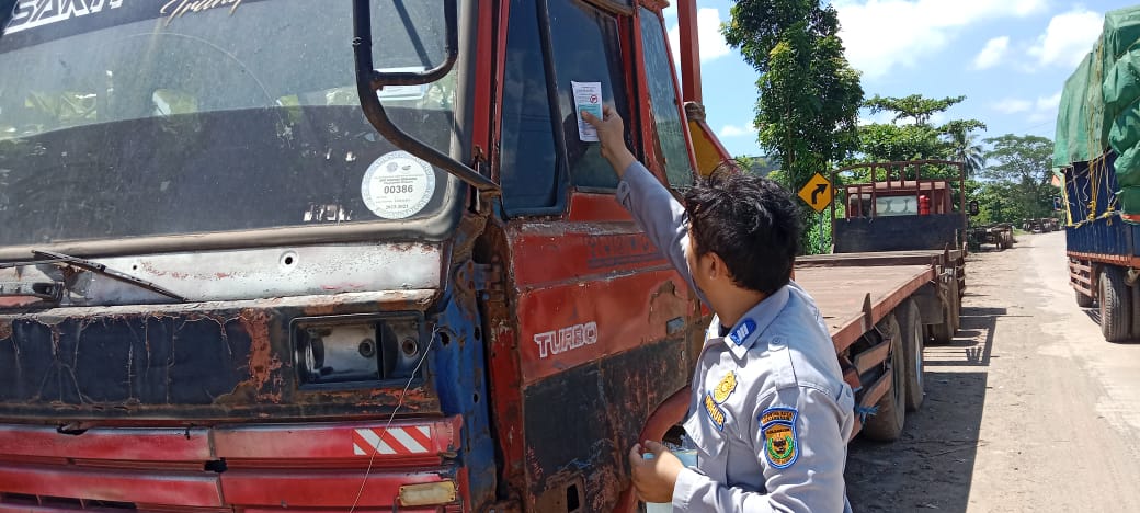“Truk Sembarangan Parkir di Jalan Lingkar Selatan? Siap-Siap Dapat Teguran dan Gembosan Ban”