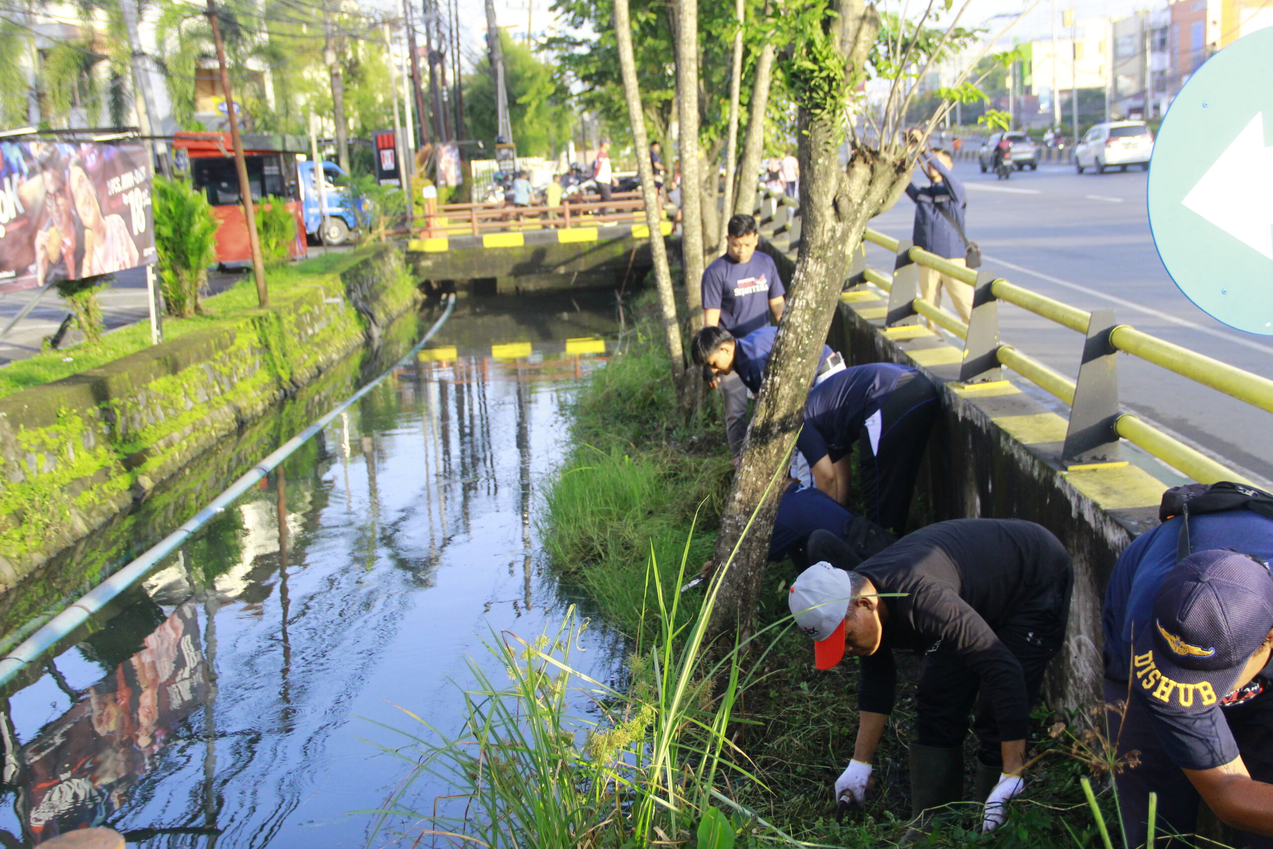 Wujud Kepedulian Lingkungan Dishub Bersihkan A Yani Km 4