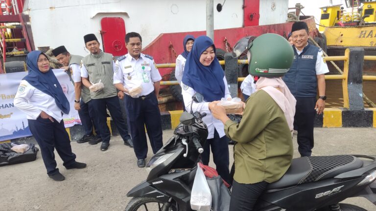 Dishub Banjarmasin Berbagi Takjil di Dermaga