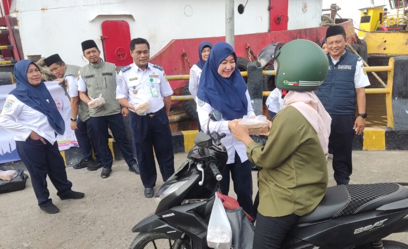 Dishub Banjarmasin Berbagi Takjil di Dermaga