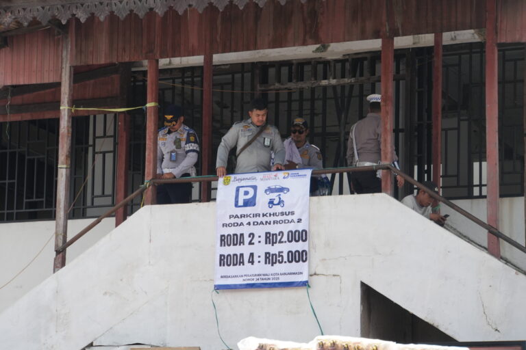 UPTD Parkir Dishub Banjarmasin Bersama APH Tertibkan Parkir dan Pasang Spanduk Tarif Retribusi di Kawasan Pasar Baru